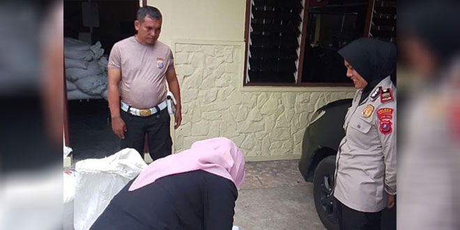 Petani menyerahkan jagung hasil panen di halaman Mapolsek Siantar Selatan saat penjualan ke Bulog