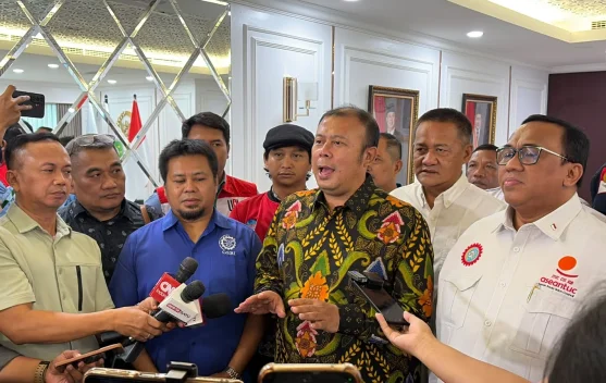 Wakil Ketua DPR Cucun Ahmad Syamsurijal menyampaikan keterangan tentang RUU Ketenagakerjaan di Kompleks Parlemen