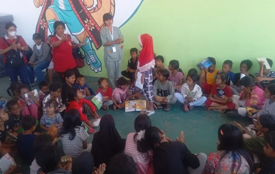 Anak-anak mengikuti kegiatan trauma healing dan perpustakaan keliling di posko pengungsian GOR Samador Sikka