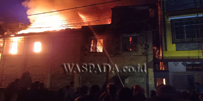 Kebakaran empat ruko di Siantar dengan api besar dan asap tebal