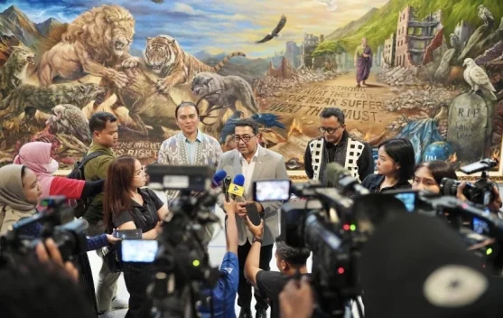 Pengunjung melihat lukisan di pameran SBY Art Community di Taman Ismail Marzuki