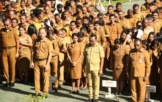 Upacara penghormatan dengan peserta hening mendengarkan lagu Mengheningkan Cipta