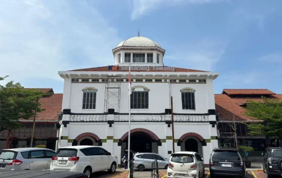 Fasad depan Stasiun Tawang Semarang setelah revitalisasi yang mengembalikan ornamen bersejarah