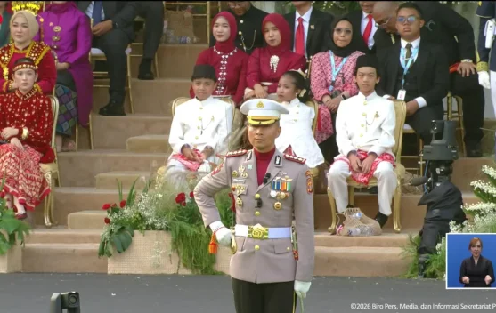 Pasukan Paskibraka mengheningkan cipta saat penurunan bendera di Istana Merdeka