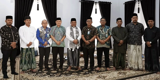 Wadir RSUD Meuraxa dan pimpinan Dayah Thalibul Huda Bayu berjabat tangan saat kunjungan kerja sama