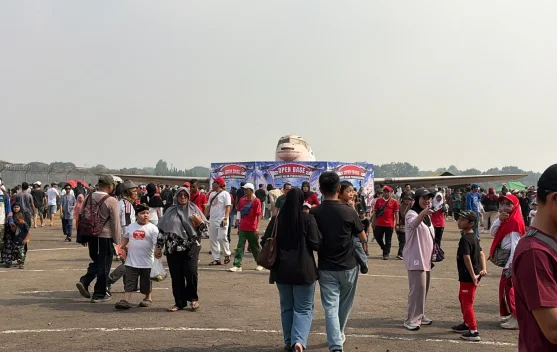 Pengunjung melihat pesawat TNI AU saat Open Base di Terminal Selatan Lanud Halim Perdanakusuma