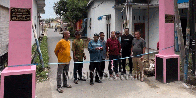 Gapura pintu masuk Jalan Swadaya Lingkungan III Brohol yang diresmikan oleh Acai Sembada
