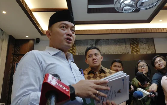 Pelajar membaca buku di perpustakaan sekolah untuk mendukung budaya baca