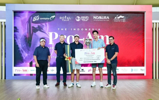 Parathakorn Suyasri dan Luke Evan Moore mengangkat piala juara beregu di Gunung Geulis
