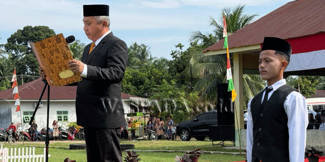 H. Arli Simangunsong membacakan Proklamasi di Lapangan Desa Perkebunan Londut saat HUT RI ke-81