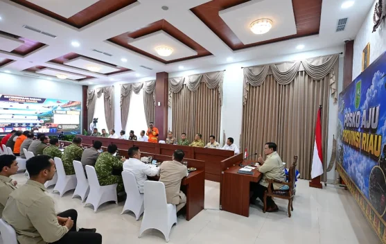 Presiden Prabowo memberikan arahan penanganan kebakaran hutan dan lahan di Pekanbaru