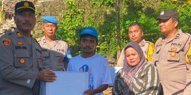 Kapolsek Siantar Martoba menyerahkan bantuan kepada korban musibah di Pondok Sayur Sabtu 31 Juli