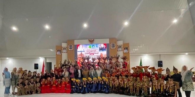 Penampilan grup tari kreasi nusantara saat memeriahkan HUT RI ke-81 di Padanglawas