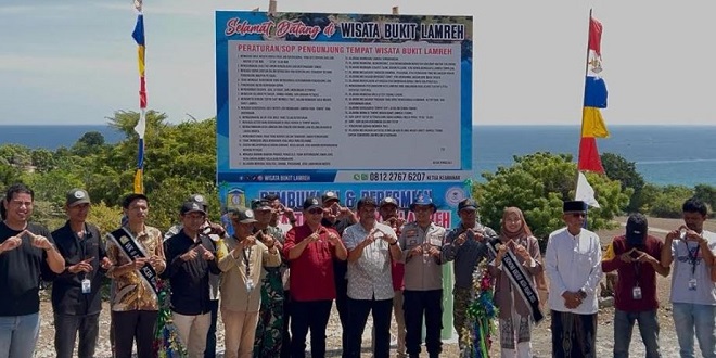 Panorama Bukit Lamreh dan pengunjung di pintu masuk kawasan wisata