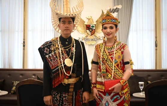Wapres Gibran mengenakan busana adat Rote di halaman Istana Merdeka