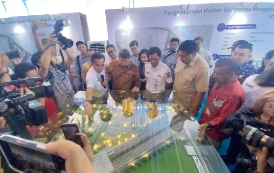 Warga mendaftar sertifikat tanah gratis di kantor pertanahan sebagai ilustrasi program sertifikasi