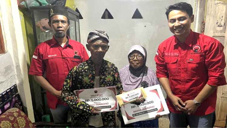 Pemulung berdiri memberi hormat saat bendera Merah Putih diturunkan di Banyuwangi