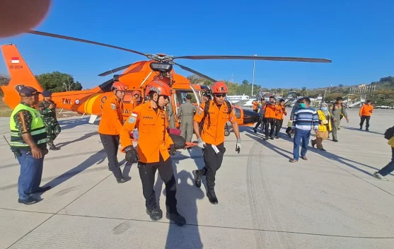Helikopter Basarnas evakuasi korban gempa di Manggarai Timur menuju Labuan Bajo