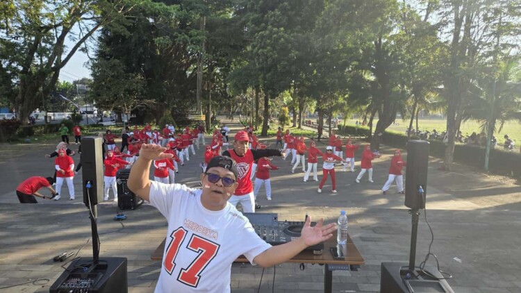 Sonny T. Danaparamita bermain DJ saat senam pagi di RTH Maron Banyuwangi