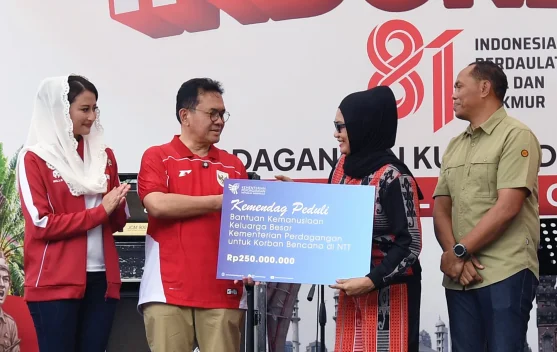 Menteri Perdagangan serahkan bantuan kemanusiaan Rp250 juta untuk korban gempa NTT