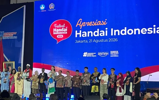 Menteri Luar Negeri Sugiono menyampaikan sambutan di Festival Handai Indonesia