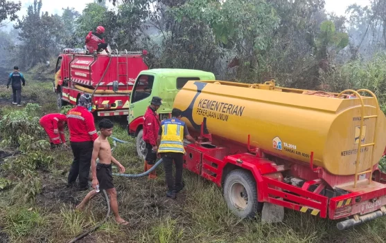 Operasi pemadaman karhutla dengan mobil tangki dan tandon air di Muaro Jambi