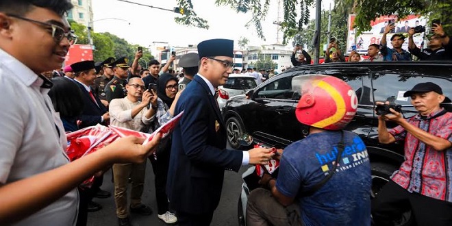 Wali Kota Medan dan pejabat membagikan bendera Merah Putih di depan Kantor Wali Kota Medan