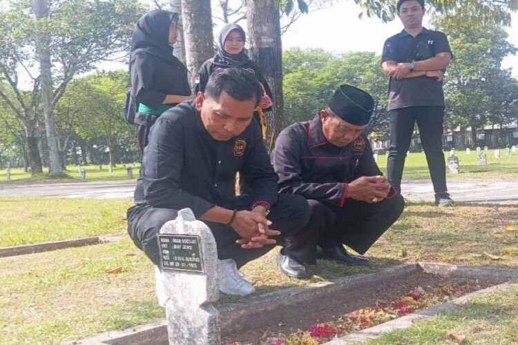 Warga PO Lumajang menabur bunga di makam Mayor Jenderal TNI (Purn) Raden Imam Soedja'i