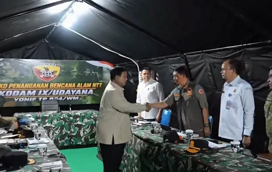 Presiden Prabowo memimpin rapat penanganan gempa di posko Nagekeo NTT