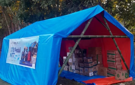 Tenda kelas darurat di halaman sekolah pascagempa NTT