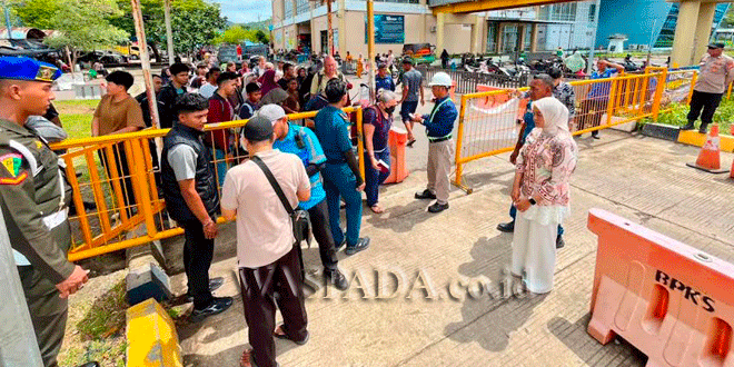 Petugas memeriksa tiket dan KTP penumpang di pelabuhan penyeberangan Sabang