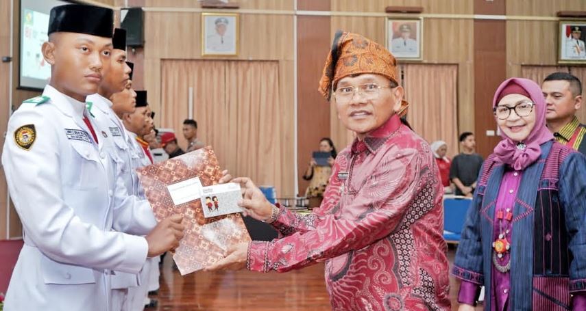 Bupati Anton Saragih melepas Paskibraka Simalungun 2026 di Balei Harungguan