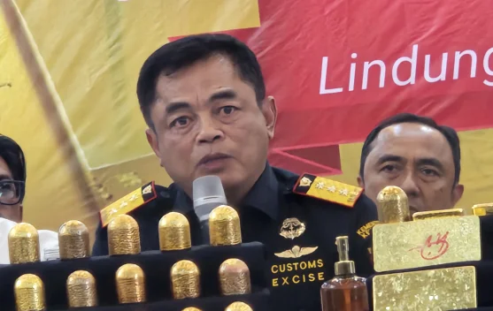 Petugas Bea Cukai memeriksa emas batangan di Bandara Soekarno-Hatta