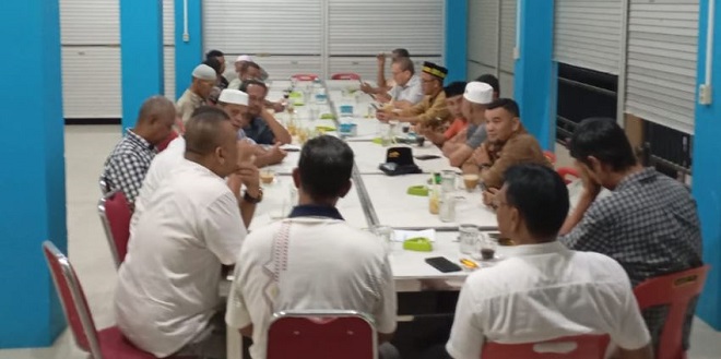 Persiapan Maulid Akbar Kecamatan Lhoknga di halaman kantor camat dengan panitia dan forum keuchik