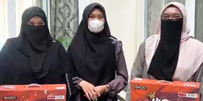 Penyerahan bantuan laptop dan biaya kuliah oleh Trinovi di Labuhanbatu