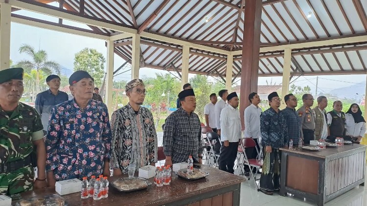 Ketua DPRD Trenggalek Doding Rahmadi berbicara pada pelantikan pengurus APPSI