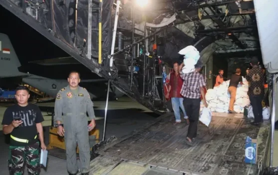 Pesawat angkut TNI AU membawa bantuan logistik menuju Labuan Bajo dan Maumere, NTT