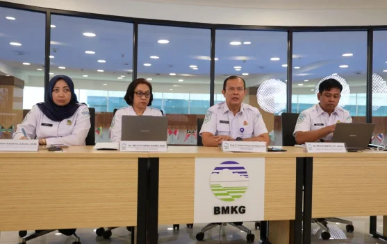 Peta wilayah Flores dan grafik pantauan gempa susulan BMKG