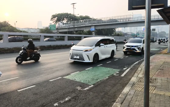Petugas kepolisian mengatur lalu lintas di Senayan menjelang acara kenegaraan