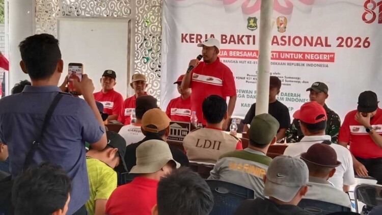 Warga dan ASN membersihkan pasar dan makam di Paberasan, Sumenep saat kerja bakti