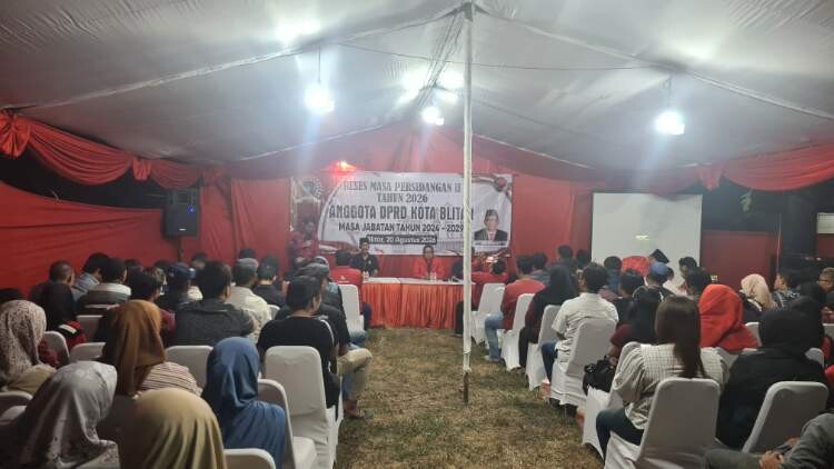 Ketua Komisi III DPRD Kota Blitar berdialog dengan warga saat reses di Kelurahan Tanggung