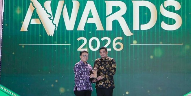 Gubernur Sumatera Utara menerima penghargaan Detik Sumatera Awards 2026