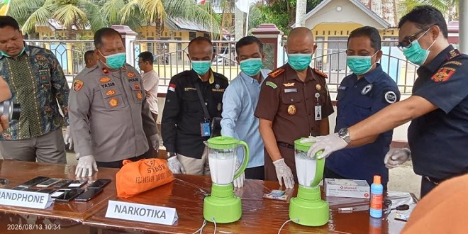 Kejari Langsa memimpin pemusnahan barang bukti di halaman kantor pada 13 Agustus 2026