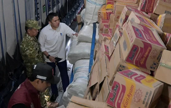 Pesawat militer mengangkut bantuan logistik menuju Nusa Tenggara Timur