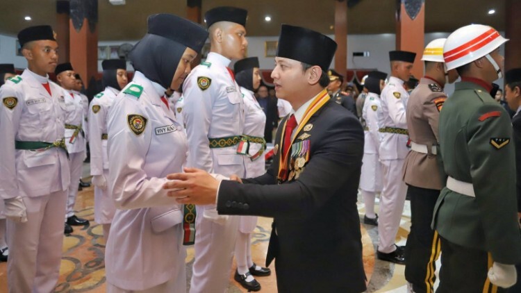 Bupati M. Nur Arifin mengukuhkan Paskibraka Trenggalek 2026 di Pendapa Manggala Praja Nugraha