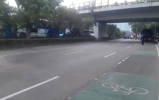 Bus Transjakarta beroperasi di jalan raya saat ada penyesuaian rute