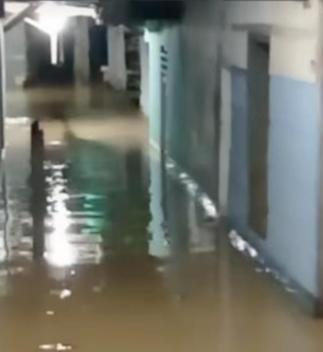 Permukiman tergenang banjir di Jalan Brigjen Katamso Medan malam hari