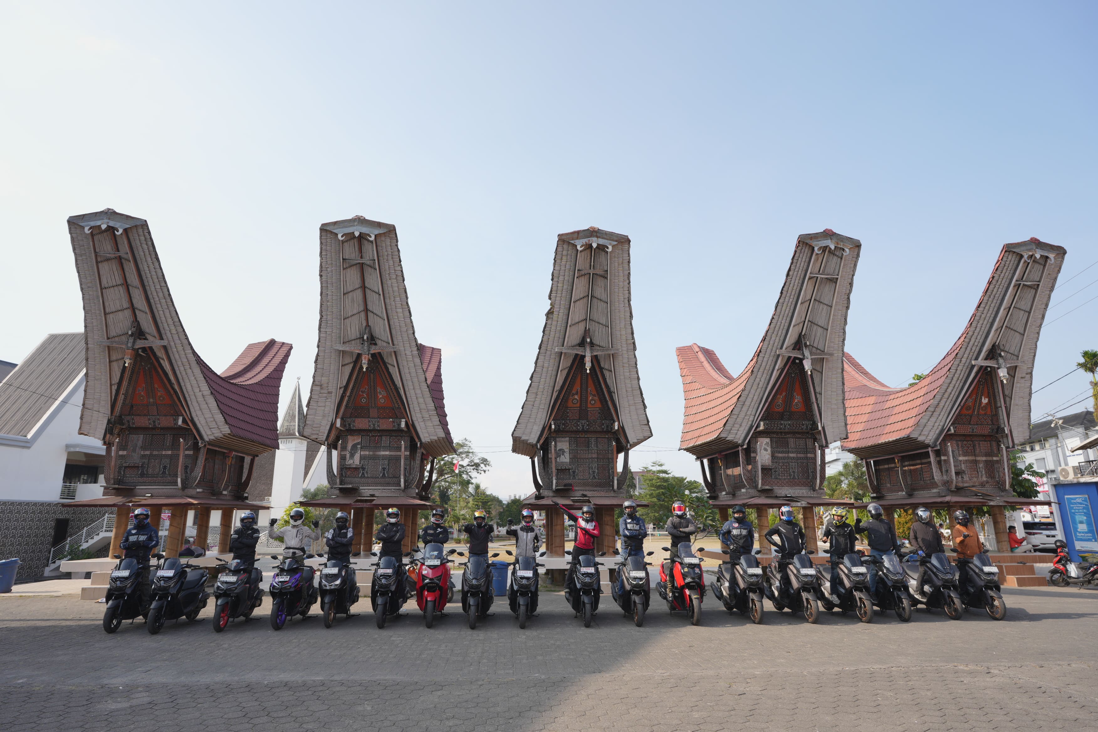 Peserta MAXI Tour Boemi Nusantara di lanskap Tana Toraja bersama skutik MAXI Yamaha