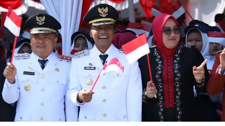 Upacara HUT ke-81 RI di Alun-alun Bangkalan dengan penampilan aubade pelajar