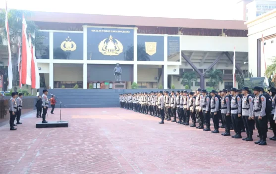 Personel Polri memberikan penyuluhan pencegahan kebakaran hutan dan lahan